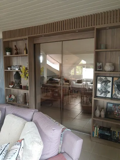 Living com portas de espelho