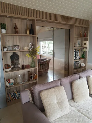 Living com painel ripado e nichos